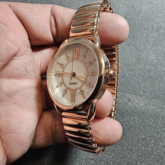 Accutime Ladies Quartz Fashion Watch Rose Gold Tone MOP Roman Dial Working - Picture 5 of 10